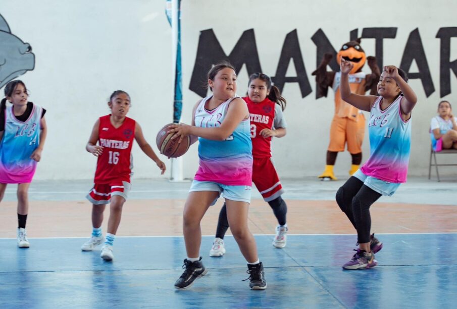 niñas jugando básquetbol