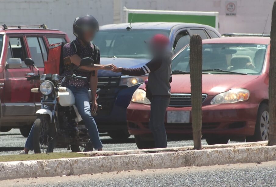 Un niño trabajando en un semáforo