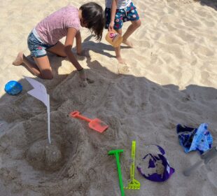 niños jugando en la arena