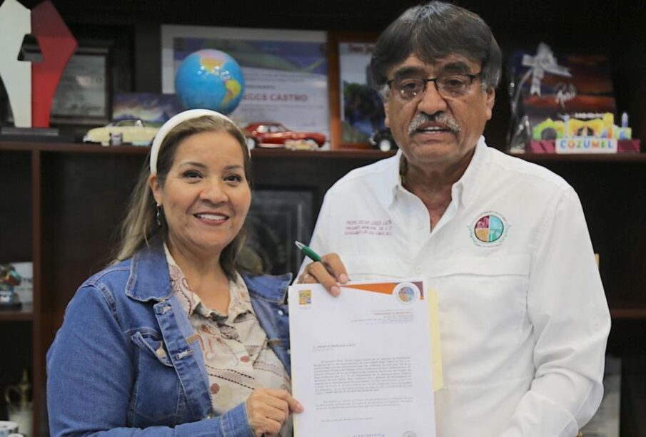 El alcalde de Los Cabos, Oscar Leggs Castro, junto a la nueva encargada de la Secretaría Privada de Presidencia, Irene Román Salgado