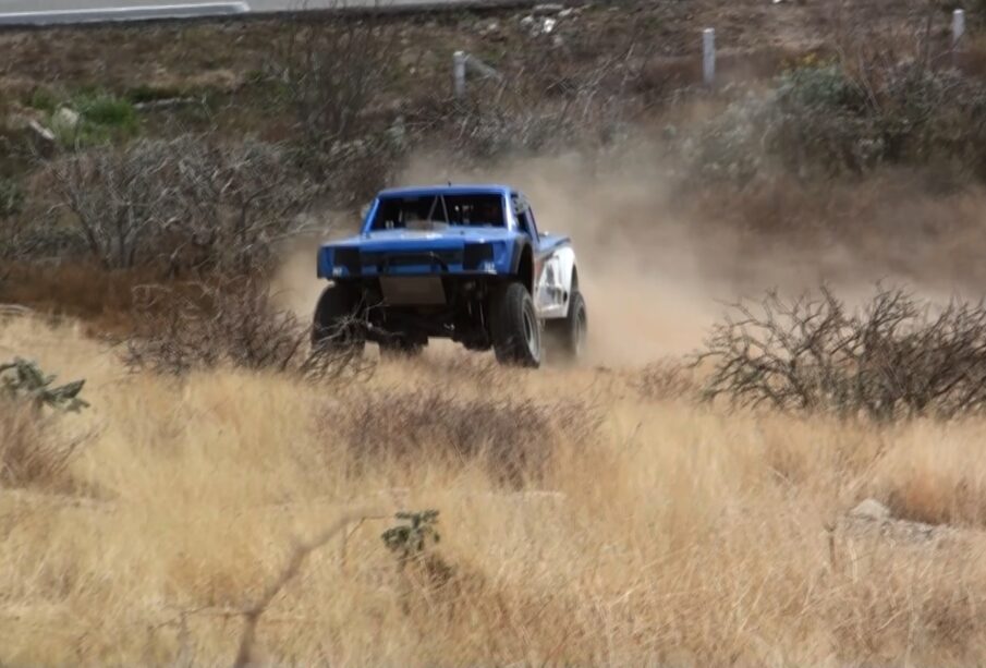 Una camioneta corriendo en una pista de tierra