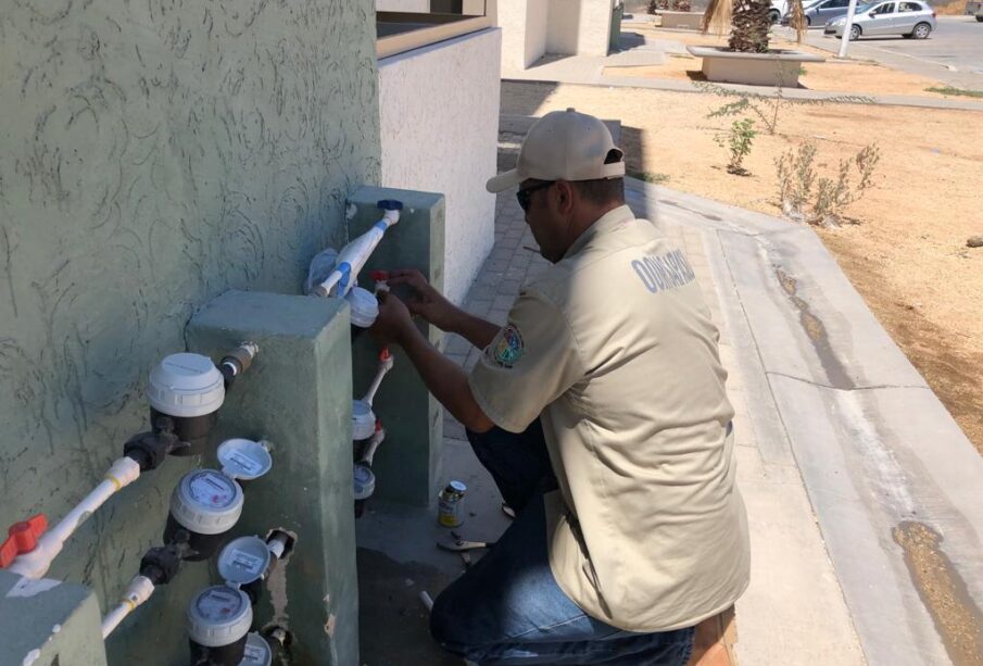 Personal de OOMSAPAS instalando medidores de agua