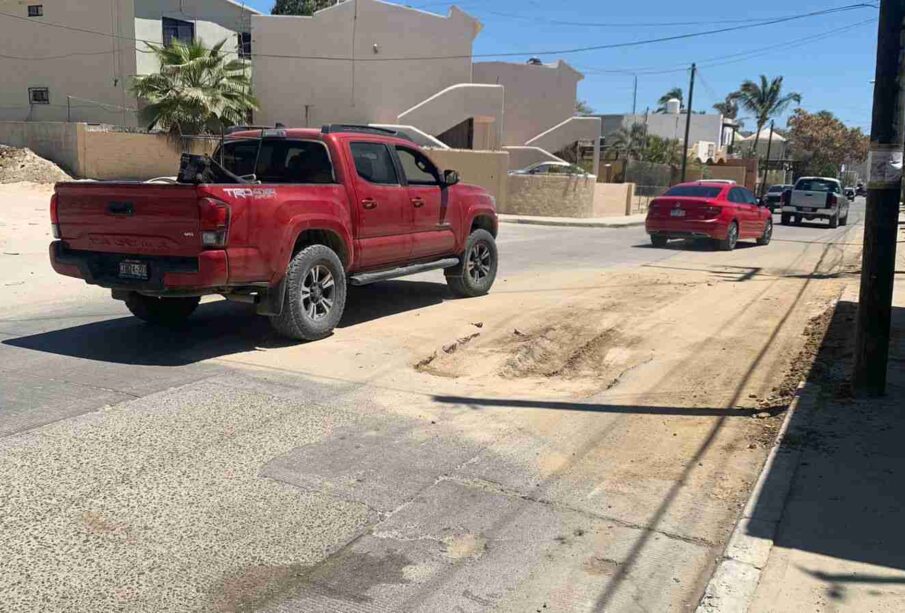 Obra inconclusa sobre una avenida