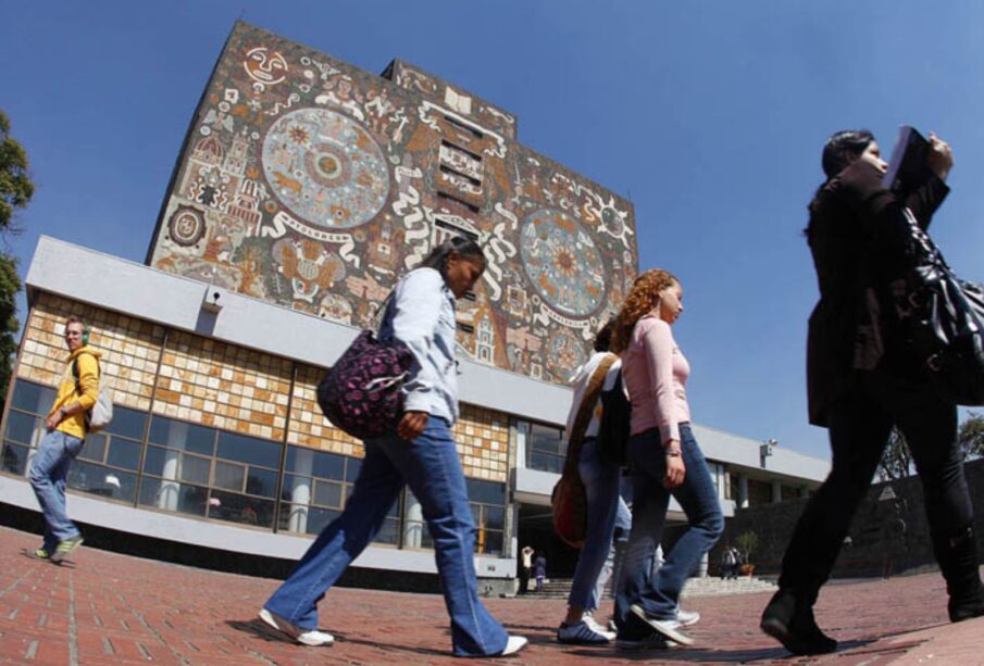 Estudiantes caminando en Ciudad Universitaria
