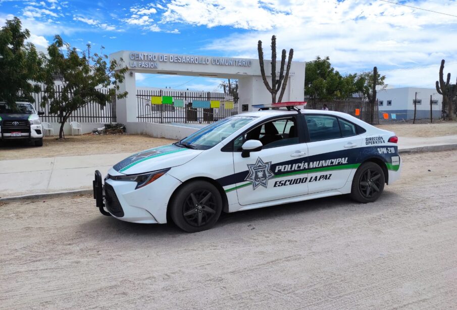 patrulla a las afueras del centro penitenciario