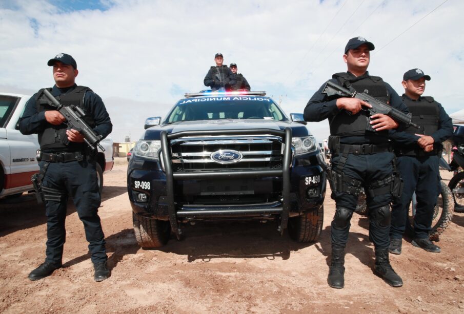 Policías frente a una patrulla