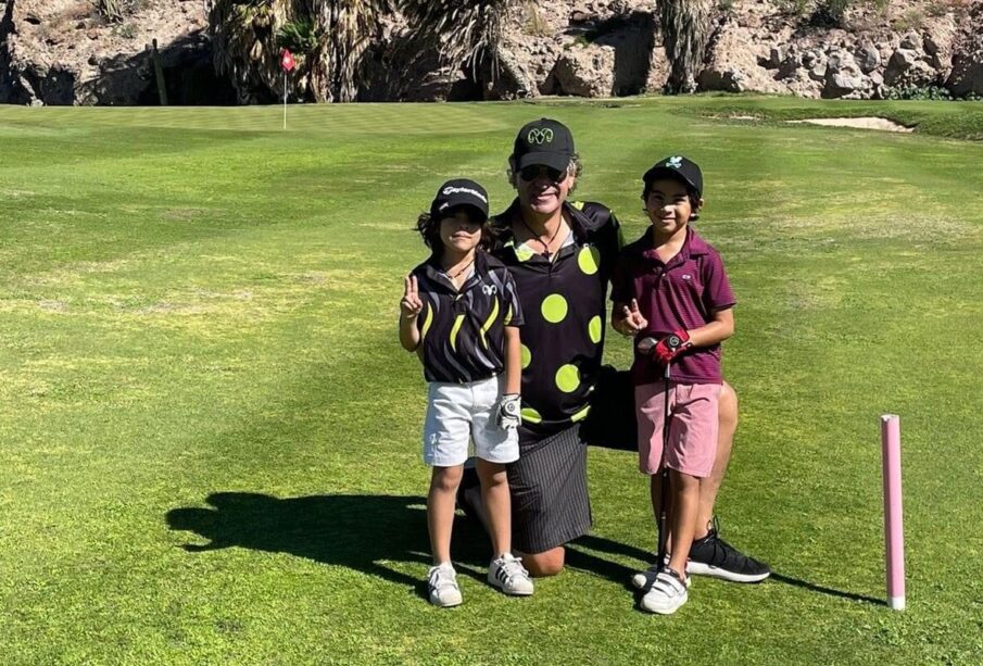 pequeños golfistas en el campo