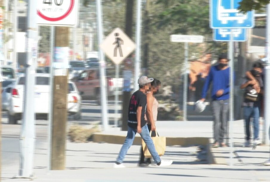 personas caminando por la calle