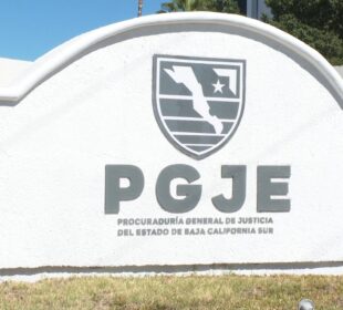 Una pared blanca con las siglas de la Procuraduría General de Justicia del Estado (PGJE)