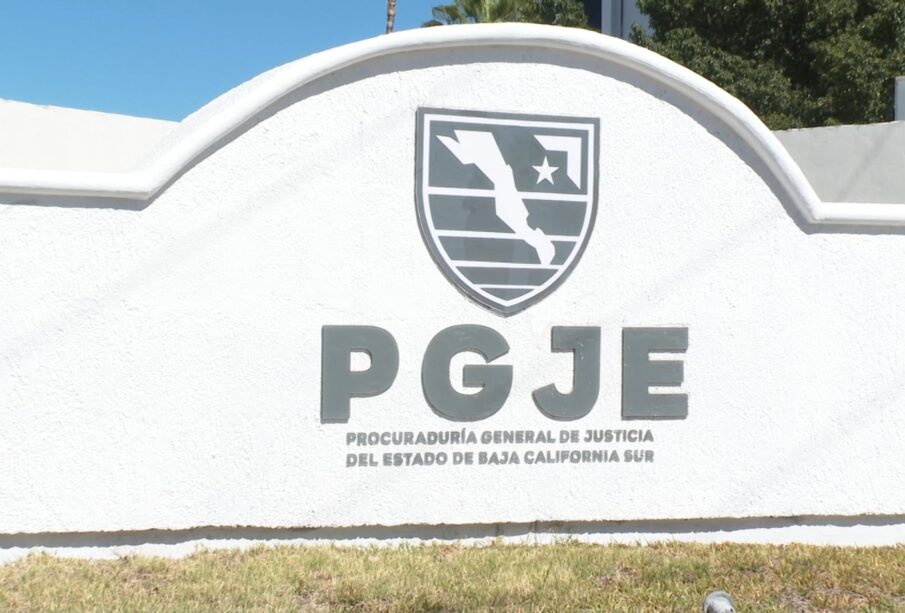 Una pared blanca con las siglas de la Procuraduría General de Justicia del Estado (PGJE)