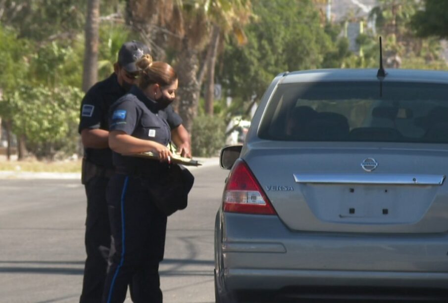 Policías junto a un automóvil