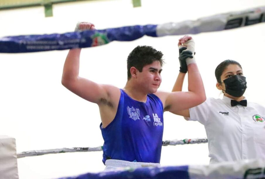 Un boxeador sudcaliforniano levantando los brazos arriba de un ring