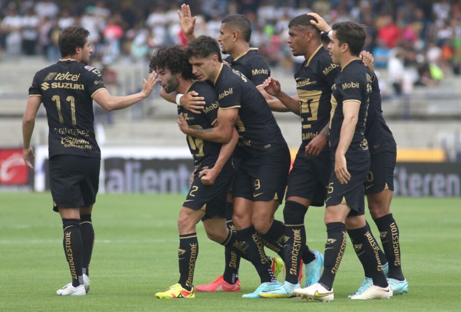 Jugadores de Pumas festejando un gol en el Estadio Olímpico Universitario