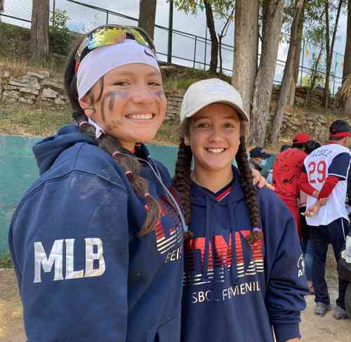 Regina y Romina, seleccionadas del equipo de softbol nacional.