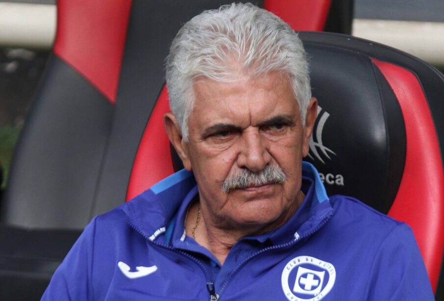 Ricardo "Tuca" Ferretti en el banquillo de Cruz Azul