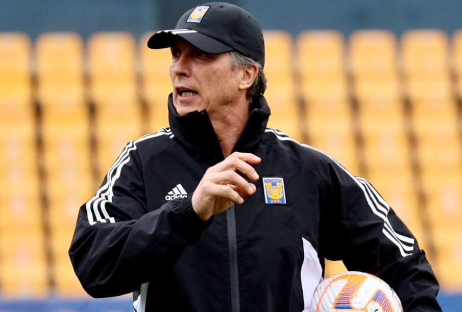 Robert Dante Siboldi dirigiendo un entrenamiento con Tigres