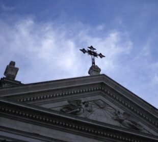 Cruz de una iglesia en Baltimore. Sacerdotes abusaron de menores durante 80 años