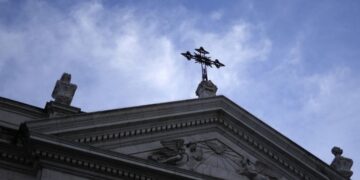 Cruz de una iglesia en Baltimore. Sacerdotes abusaron de menores durante 80 años