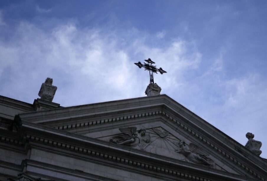 Cruz de una iglesia en Baltimore. Sacerdotes abusaron de menores durante 80 años