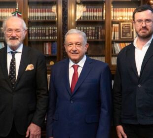 AMLO con familiares de Julian Assange