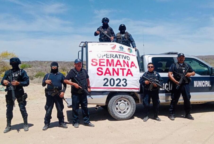 Policías junto a una patrulla