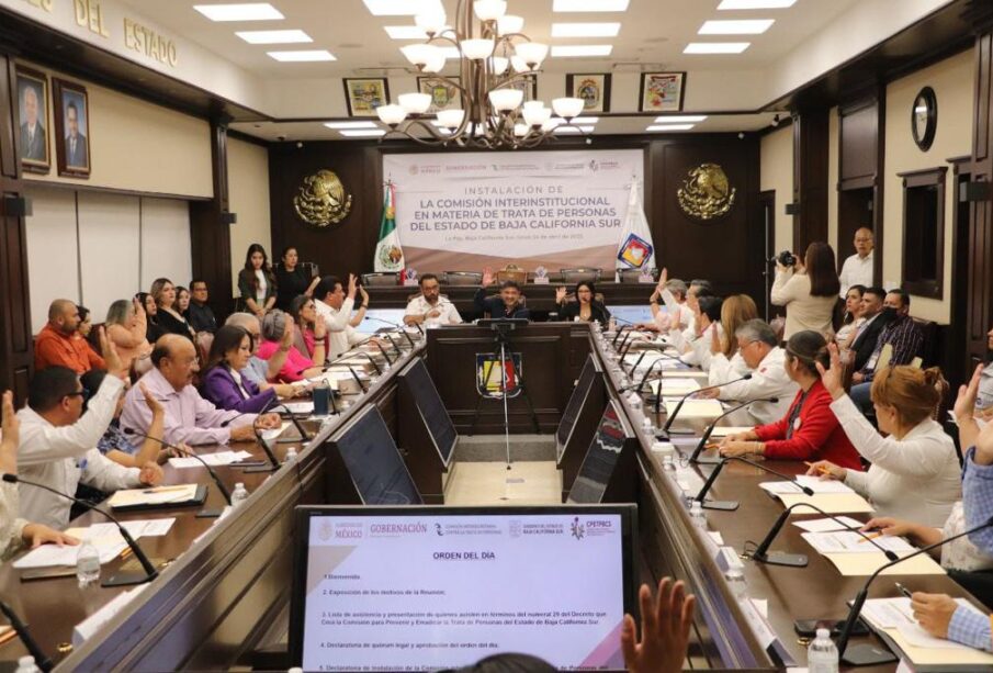 Personas reunidas en una sala del Congreso de Baja California Sur