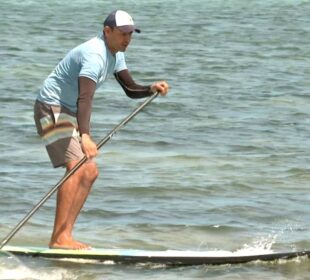 Práctica del paddleboarding en La Paz