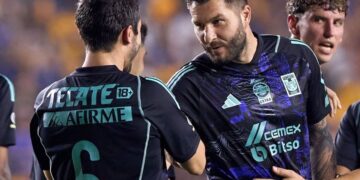 Gignac y Juan Pablo Vigón en la victoria de Tigres ante Puebla