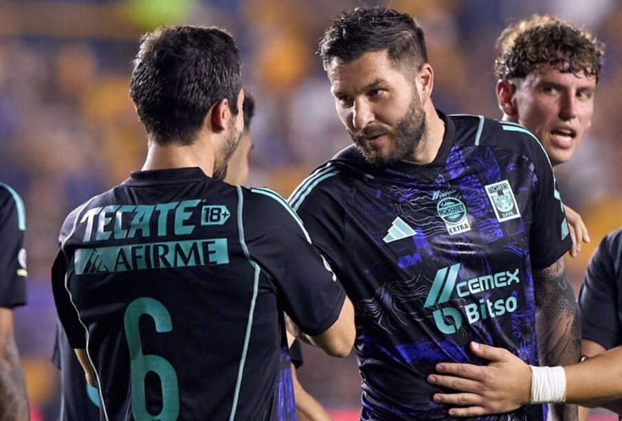 Gignac y Juan Pablo Vigón en la victoria de Tigres ante Puebla