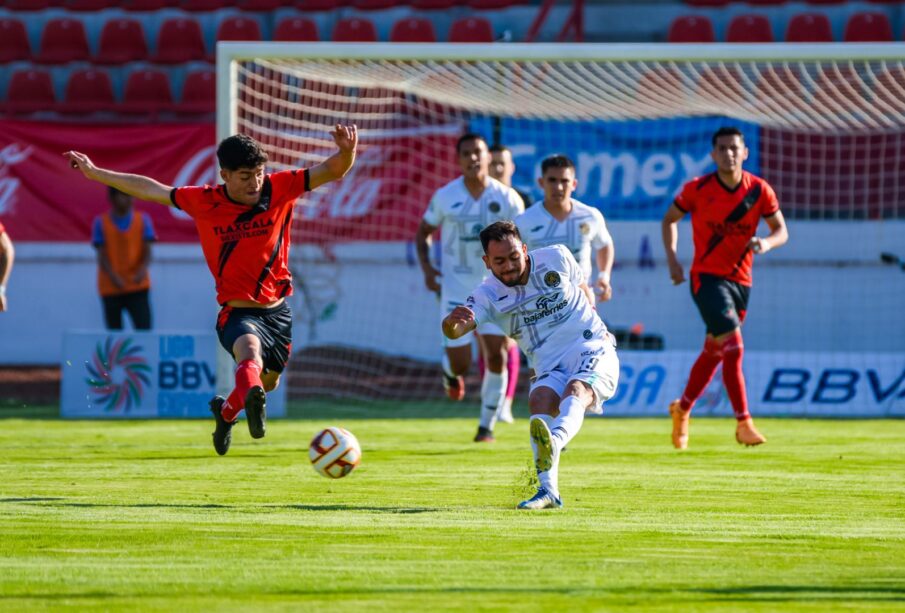 Ulises Jaimes despejando un balón en el partido de Atlético La Paz contra Tlaxcala