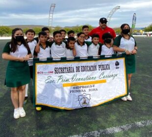 Niños en el Torneo de Futbol Siete de La Paz