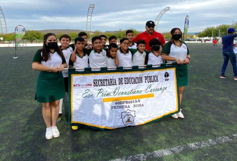Niños en el Torneo de Futbol Siete de La Paz