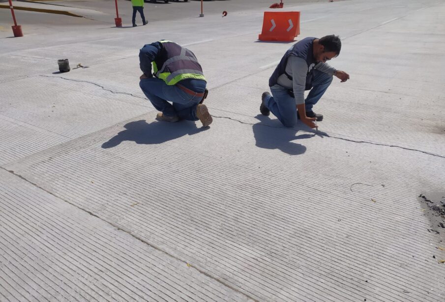 trabajadores reparando grietas