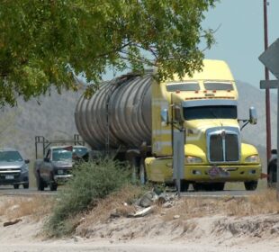 Un tráiler circulando por una avenida