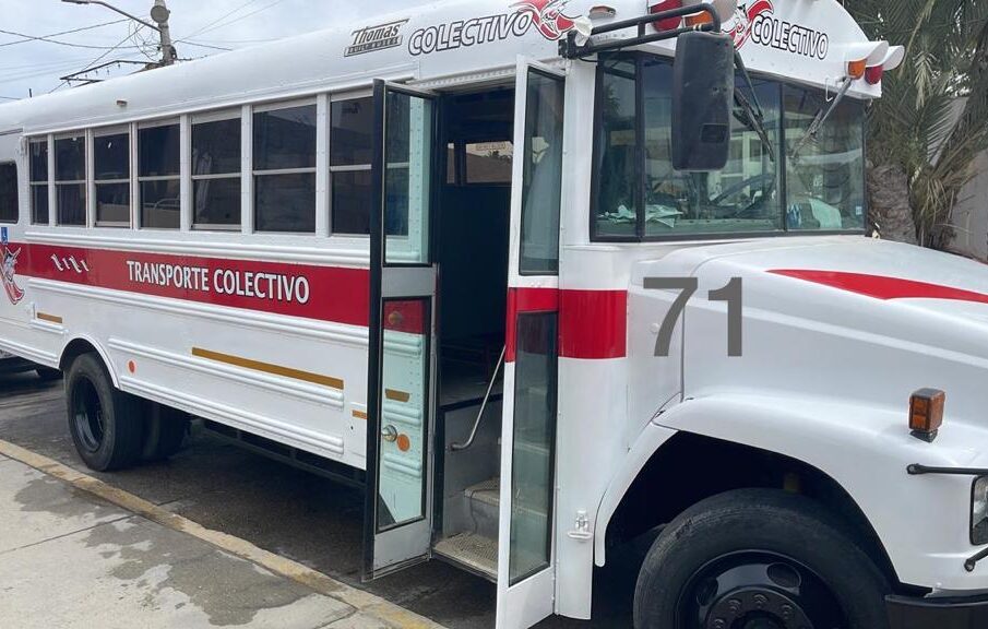 Un camión del transporte público de Los Cabos