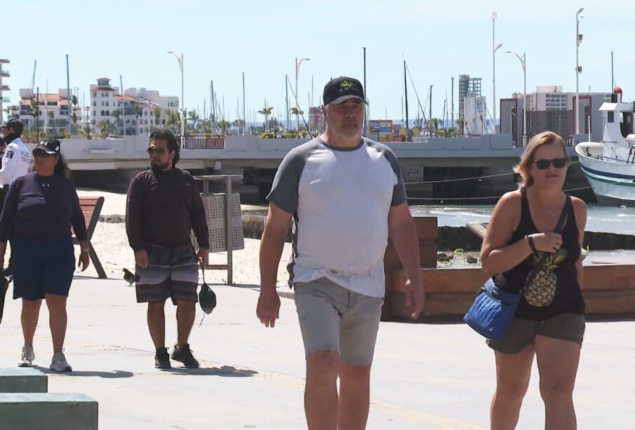 Personas caminando por el malecón de La Paz