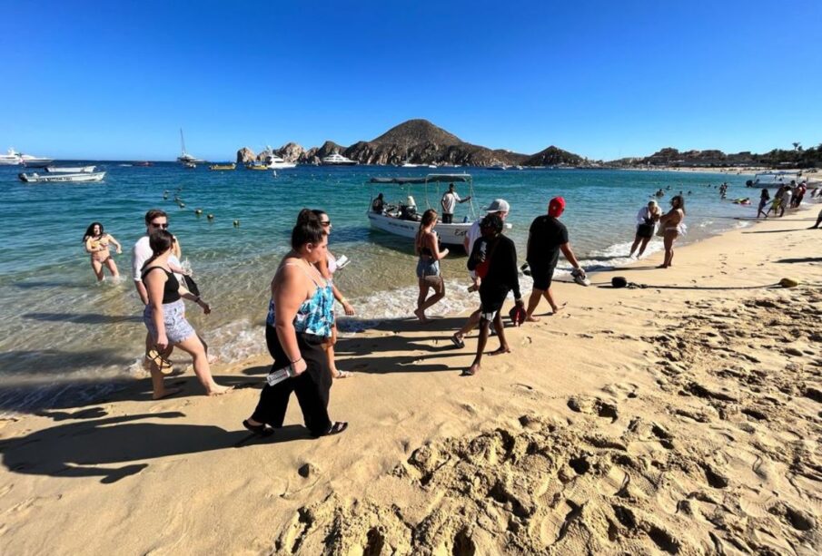 Turistas en playas de Los Cabos