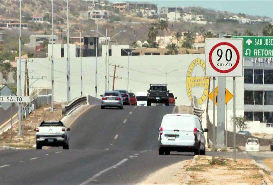 vehículos circulando en carretera