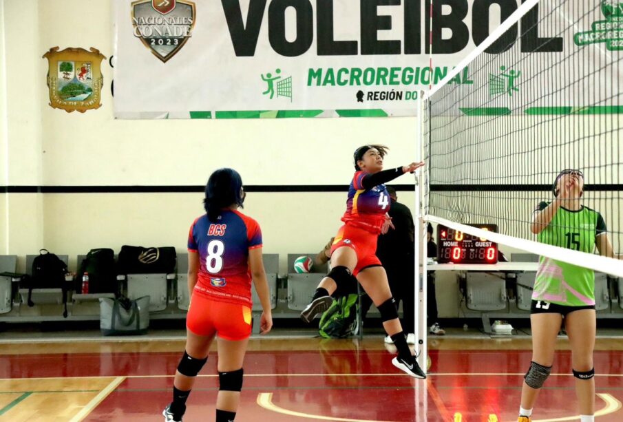 Una joven en un partido de voleibol de sala en los macroregionales