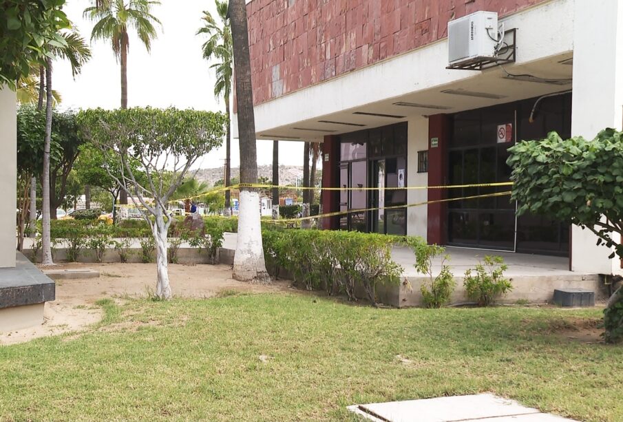 Cintas de precaución alrededor del edificio del Congreso de Baja California Sur