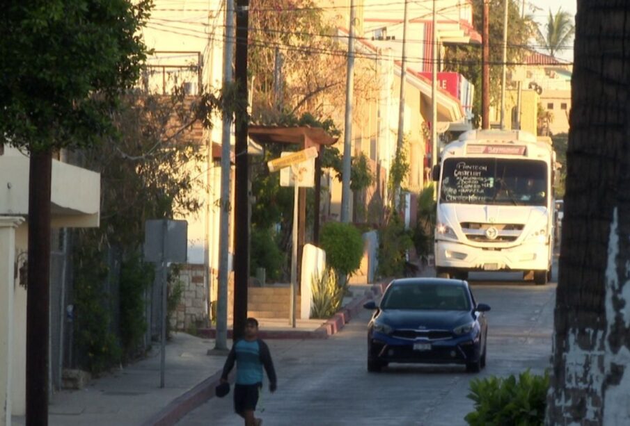 Vehículos circulando en calle de Los Cabos