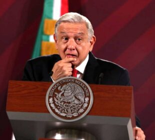 AMLO apretandose el labio