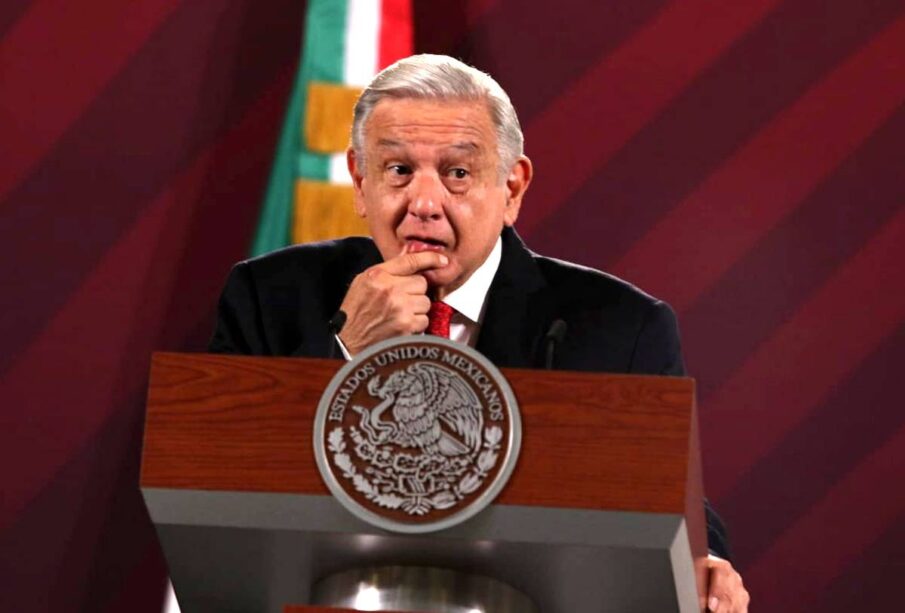 AMLO apretandose el labio