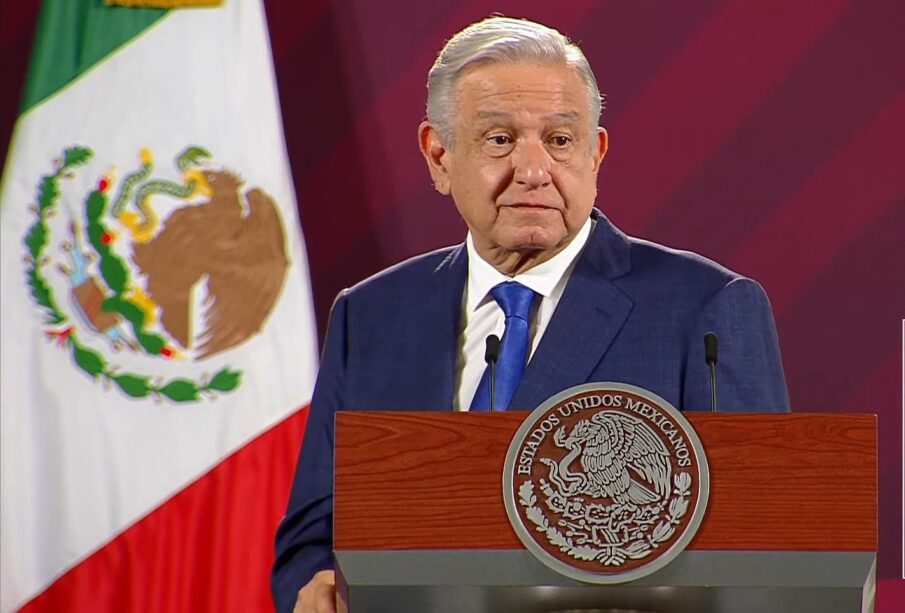 AMLO con bandera mexicana de fondo