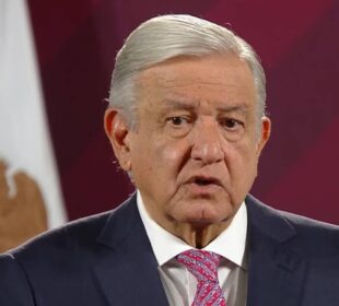 AMLO con expresion seria