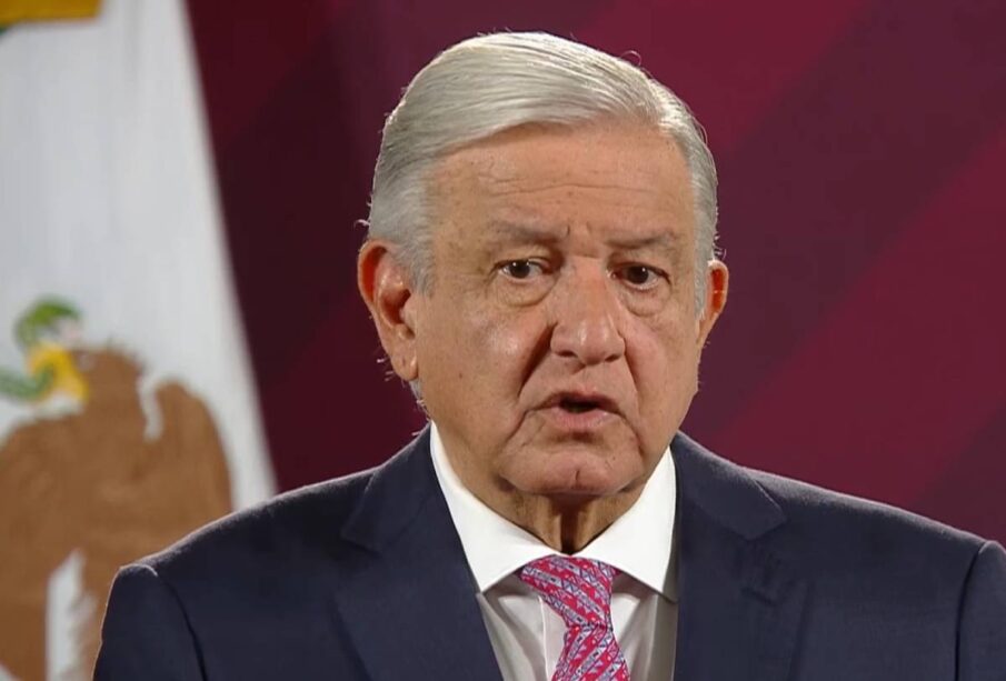 AMLO con expresion seria