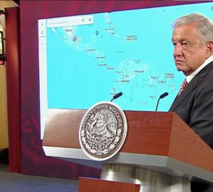 AMLO con mapa del America del Sur