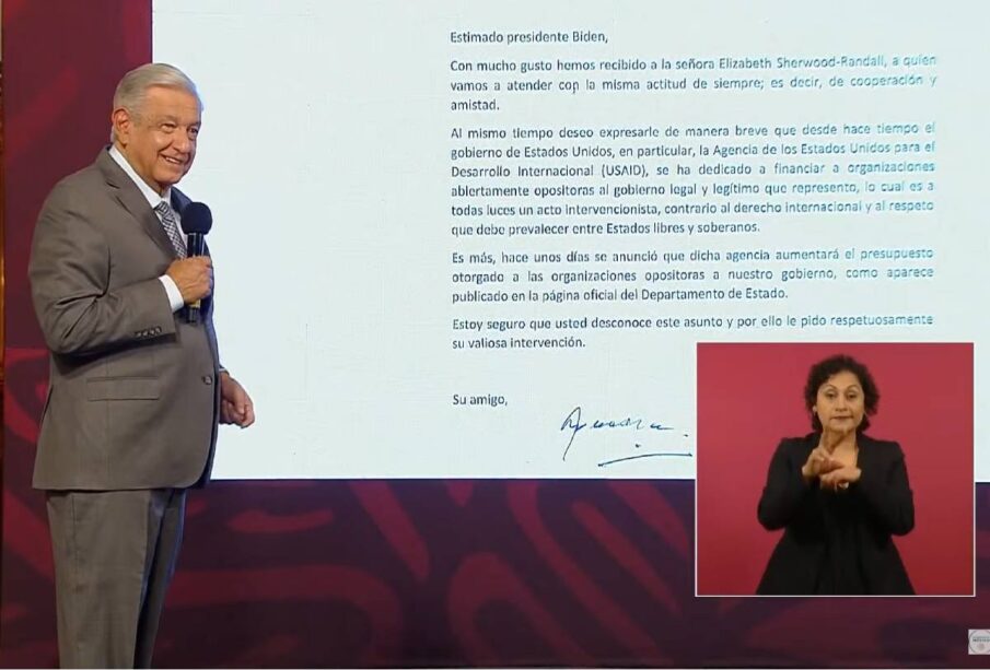 AMLO dando lectura a carta enviada a Biden