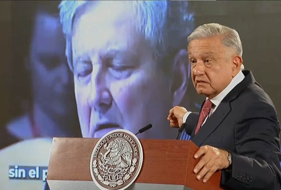 AMLO señalando las declaraciones de John Neely Kennedy