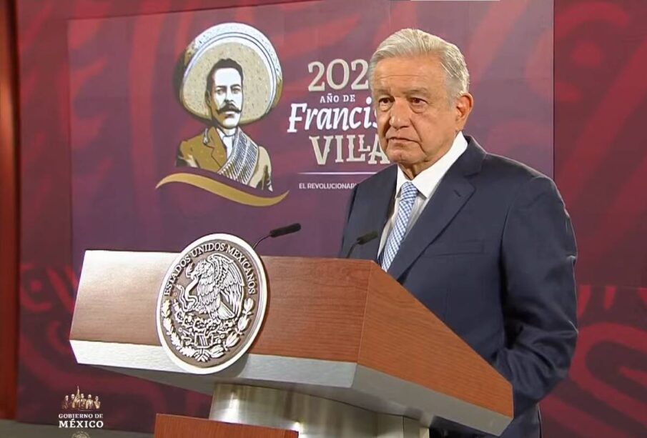 AMLO serio en estrado